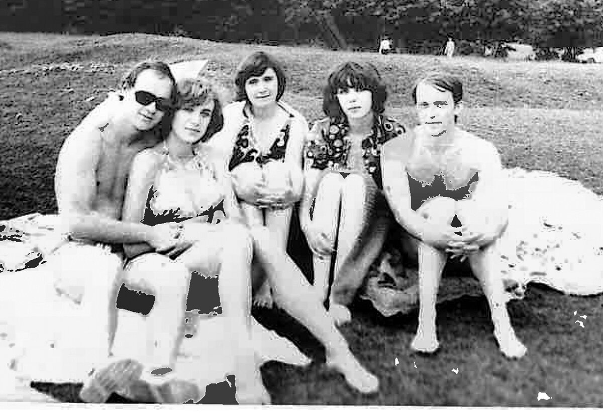 Наша рабочая компания на отдыхе в Купавне. Слева направо: я с будущей женой, Нина, Оля и Слава.