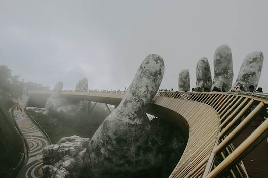 Золотой мост на рассвете, окутанный туманом