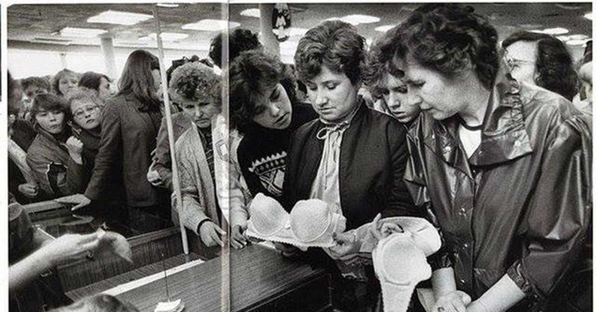 Очередь за бюстгальтерами "Анжелика". Источник https://lasermoskovskiy.ru.