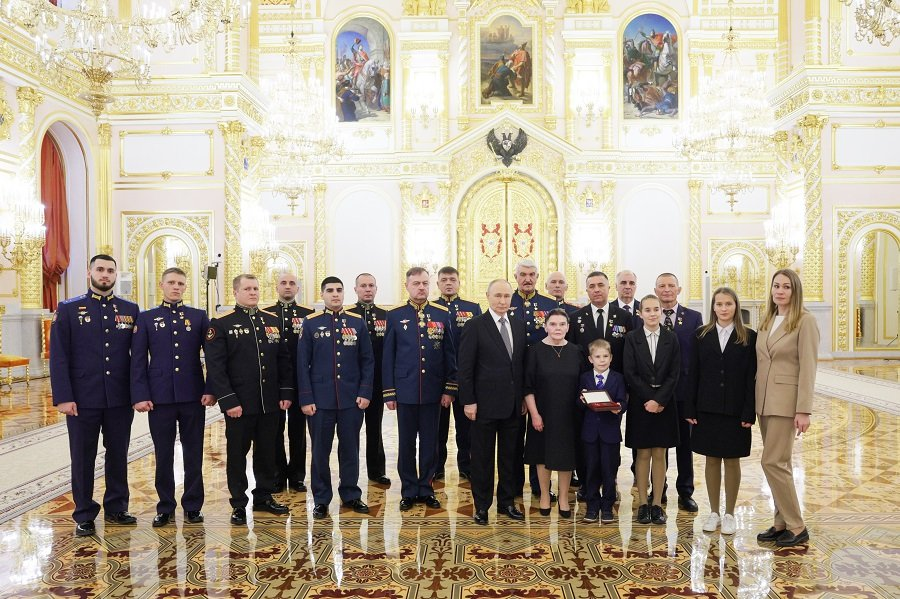 Президент РФ Владимир Путин с Героями России и участниками церемонии вручения медалей "Золотая Звезда" в Георгиевском зале Большого Кремлевского дворца - Фото: Гавриил Григоров/ТАСС