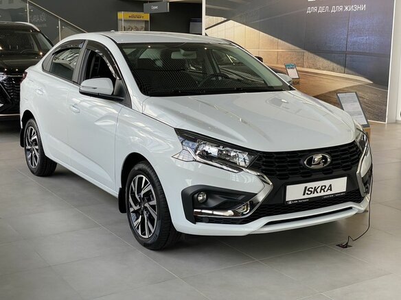 LADA ISKRA 2025 - Белый лебедь в царстве серости.