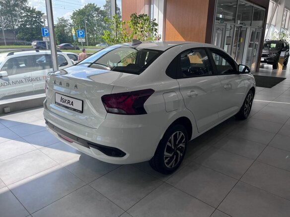 LADA ISKRA 2025 - вид сзади.