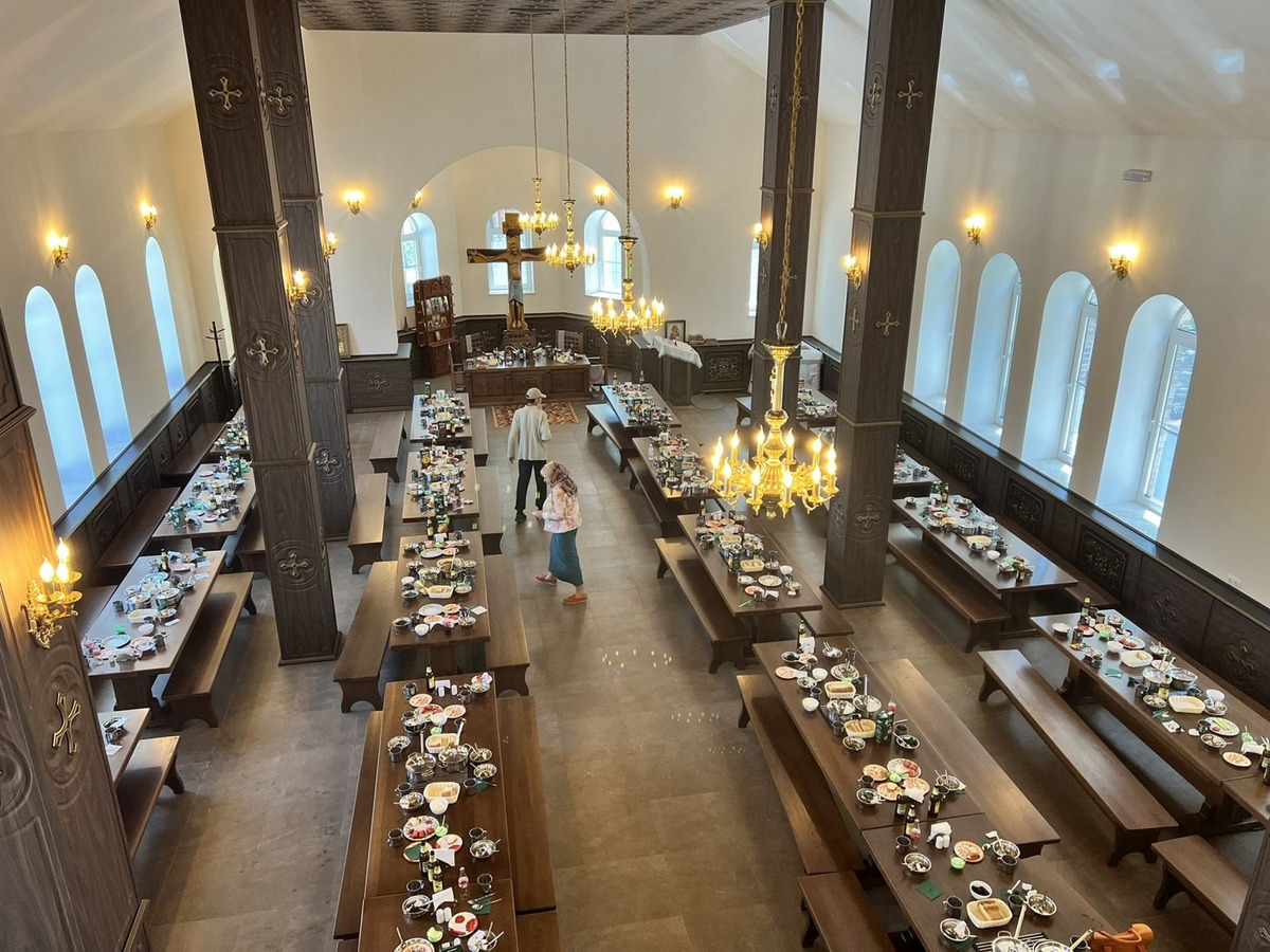 Трапезный храм может единовременно вместить 230 человек.