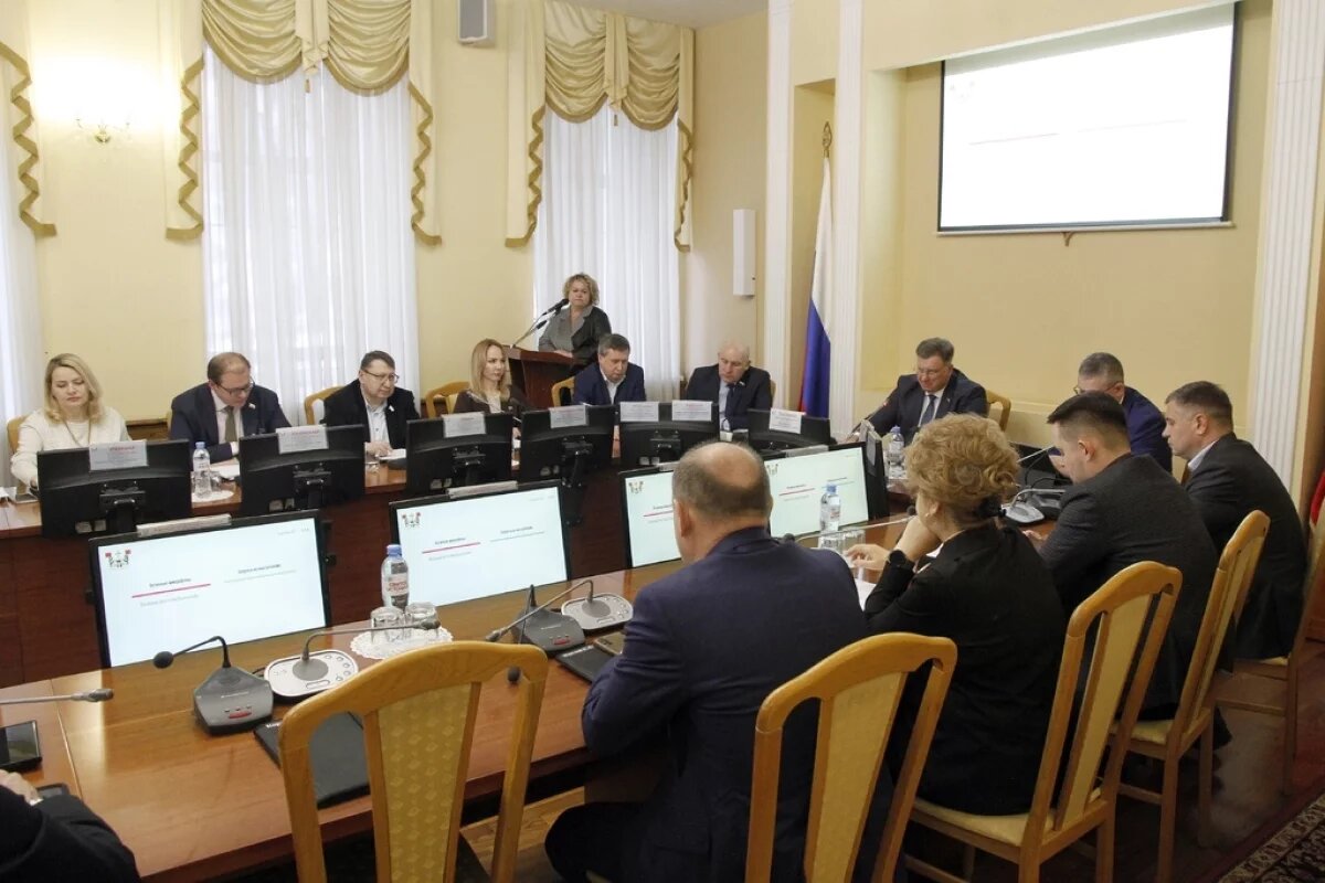    В Смоленске провели внеочередную сессию городского Совета