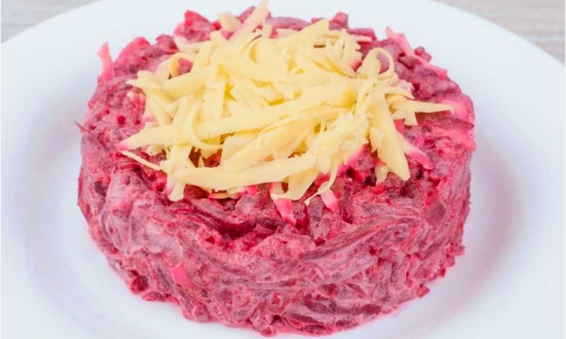 Салат из свёклы с сыром и чесноком