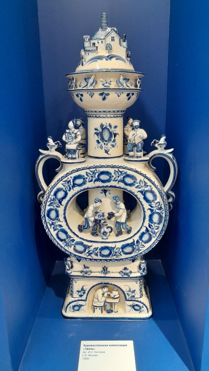 Сколько интересных деталей, глаз не оторвать.