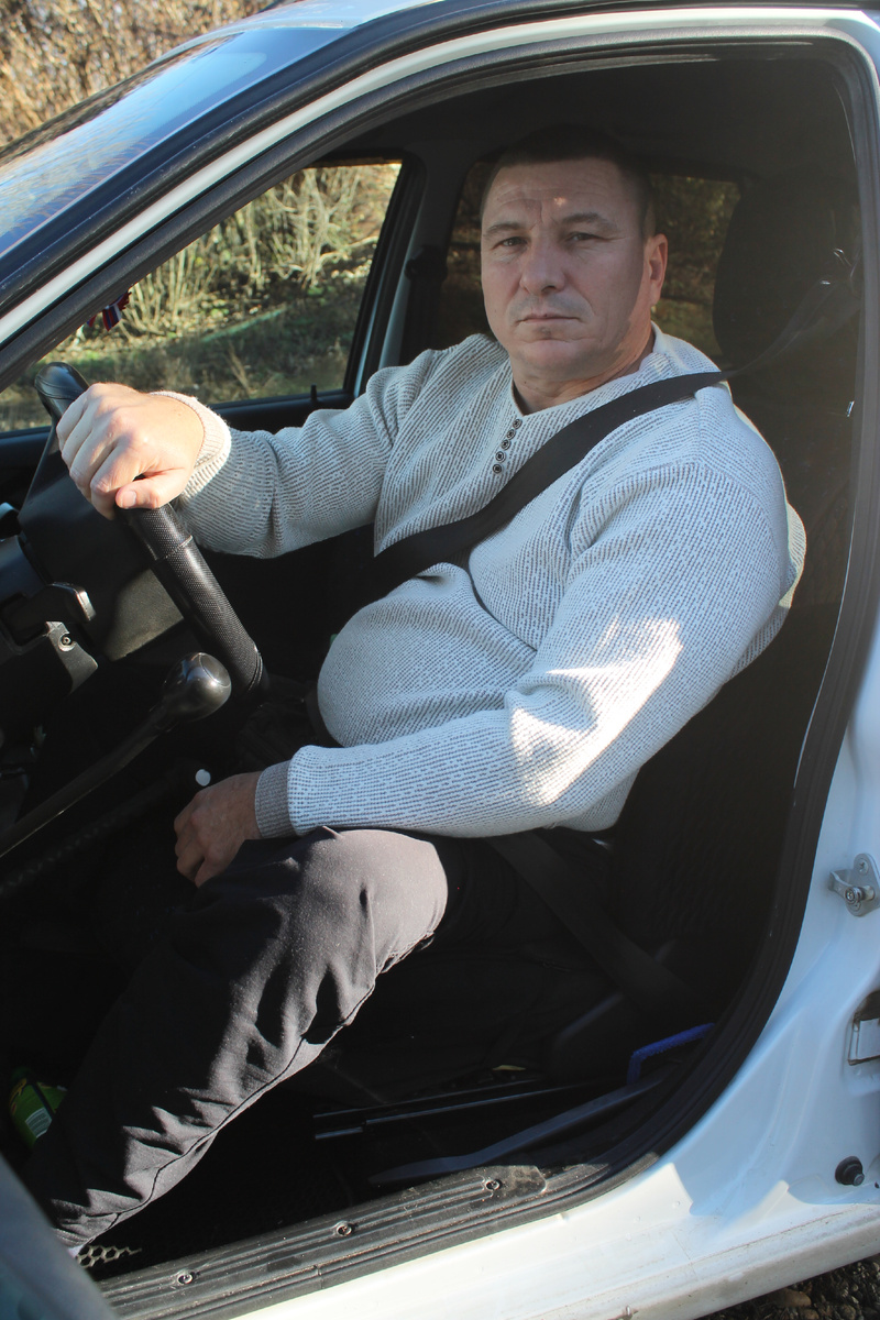 Евгений Фодченко, несмотря на травму, успешно работает в такси.