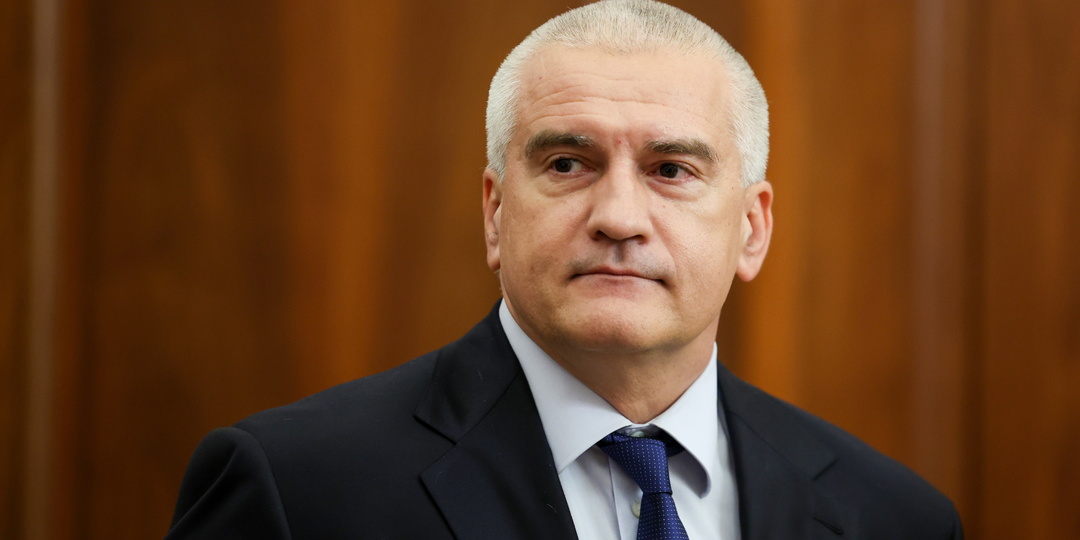 Аксенов продлил запрет брать на работу мигрантов по 84 видам деятельности