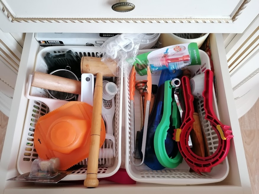 Кухонный ящик. Контейнеры в цвет мебели — эстетичненько:) Фото автора.