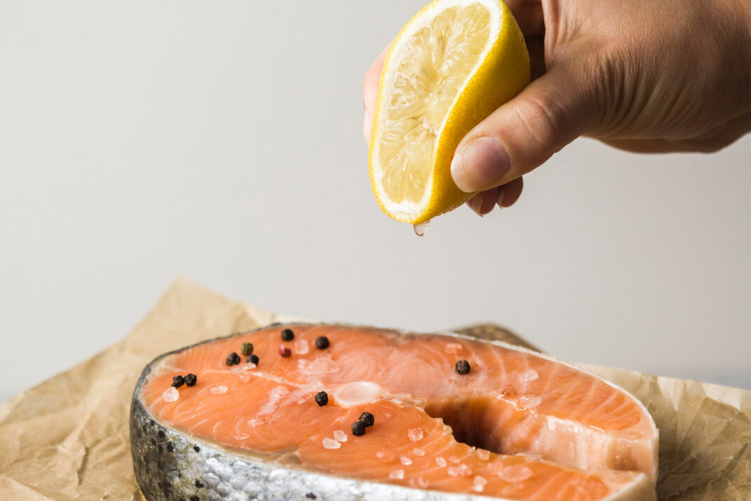     Почему к рыбе подают лимон: неочевидные причины