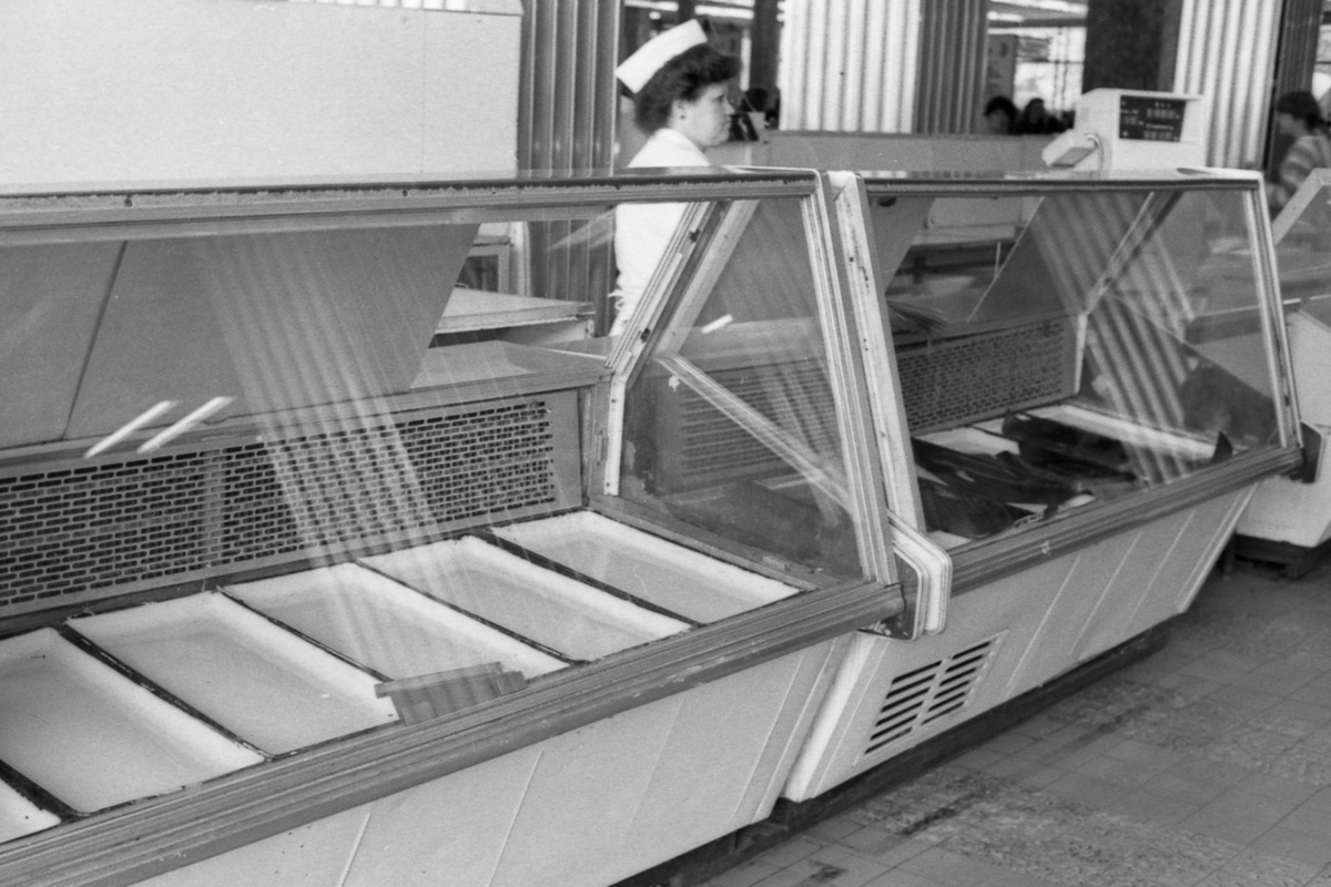 Типичная картина в магазинах СССР в конце 80-ых-начале 90-ых