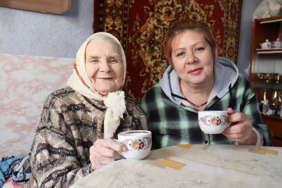 Ирина Ямникова и Мария Емельяненко за чашкой чая обсуждают новости дня.