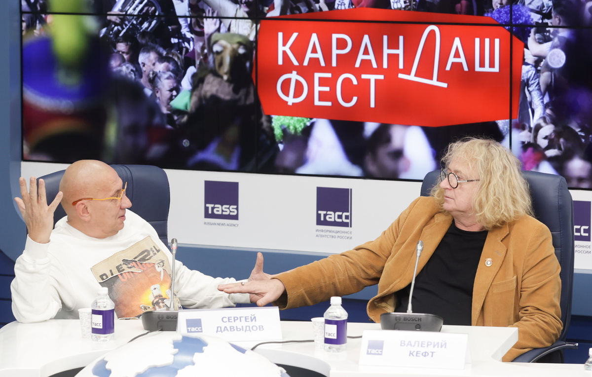    Художественный руководитель клоун-театра "Микос" Сергей Давыдов и актер театра драматической клоунады "Лицедеи" Валерий Кефт  Михаил Синицын/ТАСС