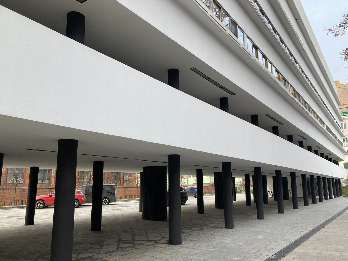 Ножки очень тонкие, продолжаются на первом этаже и формируют балконы