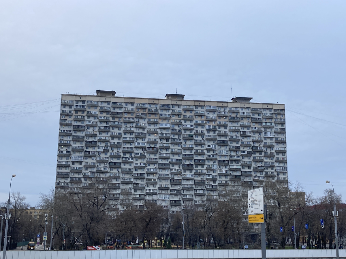 Общий вид на дом со стороны проспекта Мира. Такая махина и на ножках... Удивительное решение