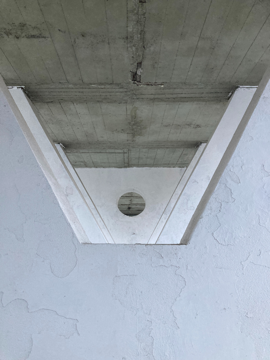 Ножки имеют геометрическую форму и четкие линии, создавая интересную перспективу