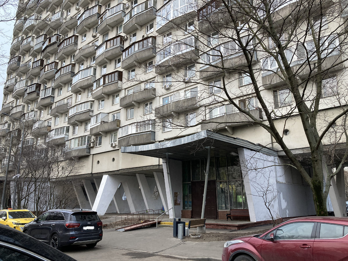 Всем тем, кому так же как и мне было интересно, как же жители дома на ножках попадают в свои квартиры отвечаю: подьезд у дома самый обычный, спущен на уровень первого этажа.