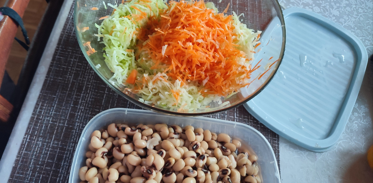 Отварная фасоль и салат (редька зелёная с морковью) 