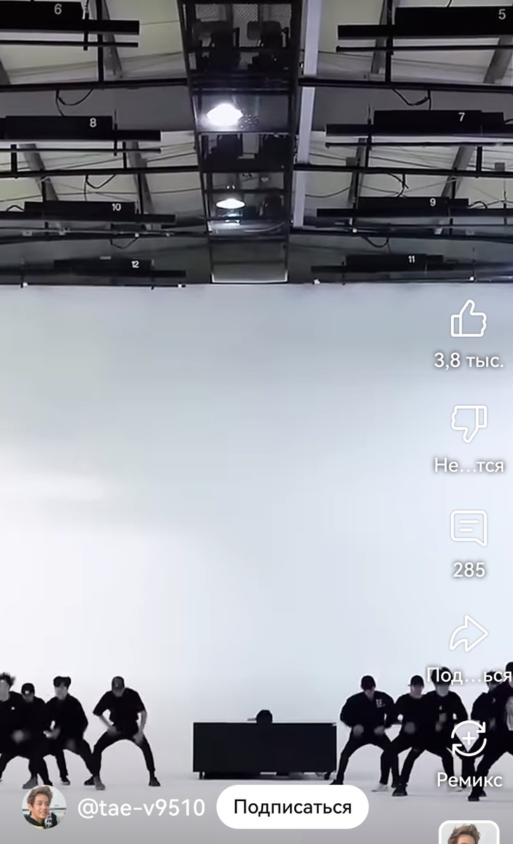 Над горизонталью стола начинает эпическое появление макушка Ким Тэхёна. 