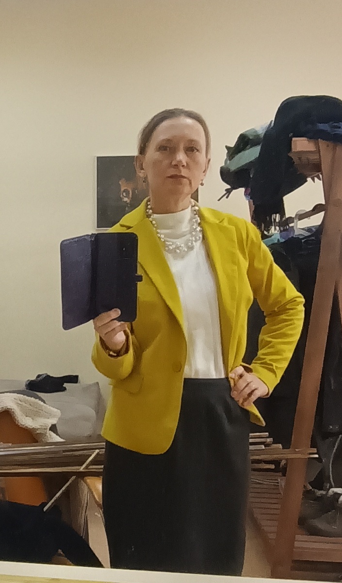 Такой цвет никогда не брала себе, считала, что жёлтый - не моё