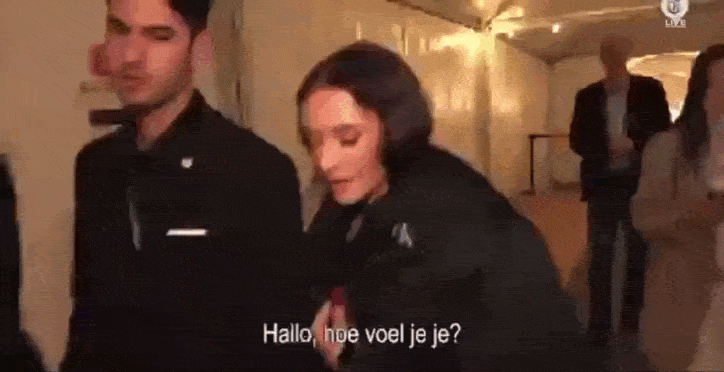    Израильская участница в прямом смысле уходит от неудобных вопросов. Видео: vk.com