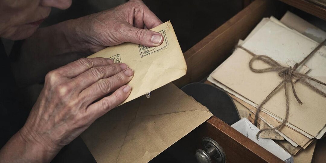 30 лет я считала, что отец бросил нас. Разбирая архив, нашла письма, которые мама прятала, не читая...