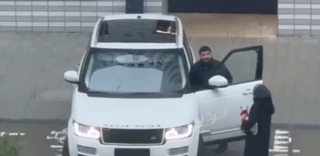 Без номеров и совести: гость с юга попытался проехать через детскую площадку. Путь преградила дама с собачкой