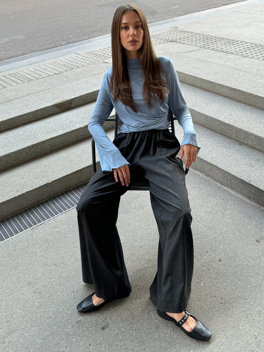 Брюки на резинке из шерсти и лонгслив в голубот оттенке от Katya Blanc