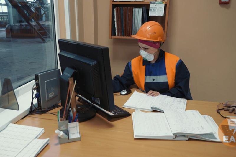    ЕАН. Работница за компьютером