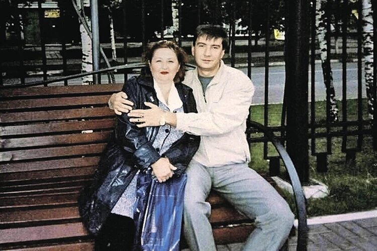 Одна из последних фотографий, где Валентина Николаевна с живым сыном - Сергеем Максимовым. Фото: Личный архив.