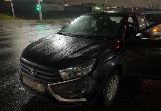 Риск на грани жизни: пешеход перебежал регулируемый пешеходный переход на мигающий сигнал перед Lada Vesta и получил травмы