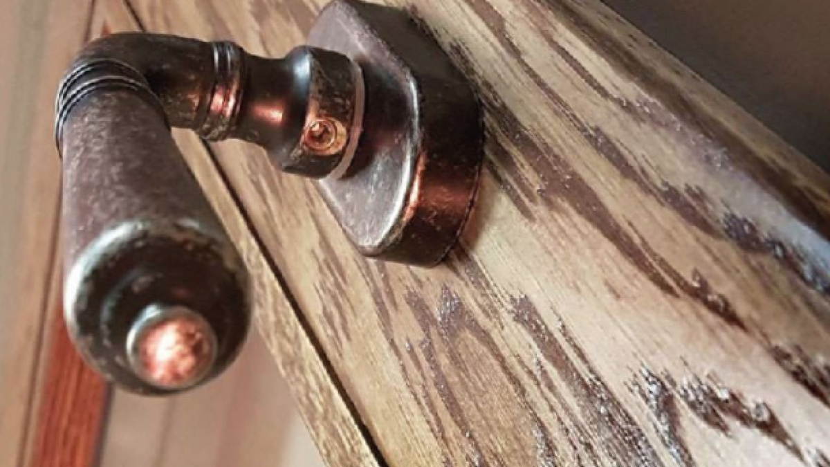 Браширование придаст окну антикварный вид