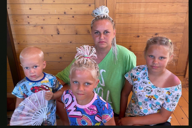    Семья, получившая жильё. Скриншот: Телеграм-канал "Парфенчиков|Карелия"