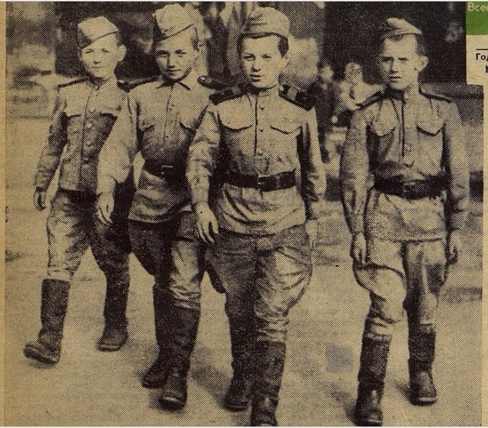    Фото маленьких солдат 1945 года из "Пионерской правды"