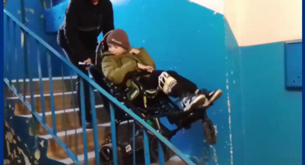 Маму ребенка с ДЦП оштрафовали за оставленное в подъезде инвалидное кресло