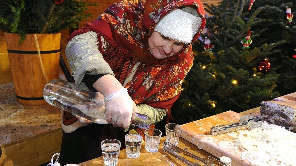 Как правильно пить крепкие напитки и закусывать: горячие советы нарколога