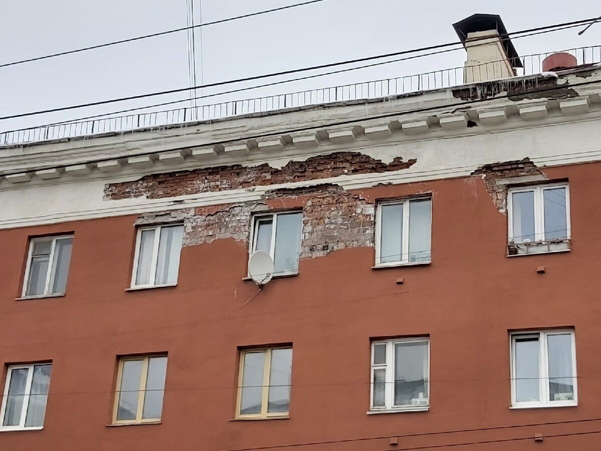    Фасад дома на площади Гагарина в Петрозаводске снова осыпается© Столица на Онего