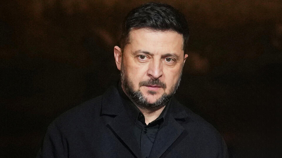     Веет капитуляцией: почему Зеленский согласился провести президентские выборы REUTERS/Christophe Ena