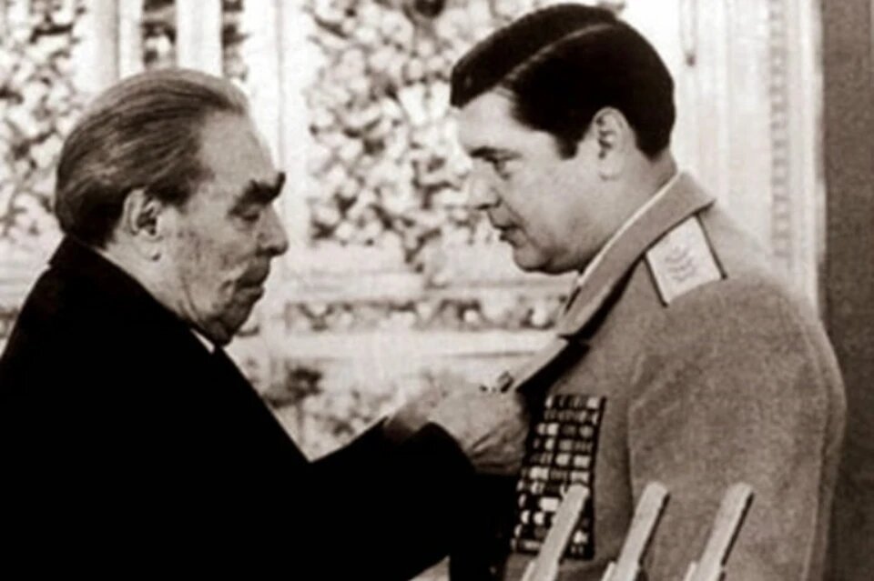 Леонид Брежнев вручает награду своему зятю Юрию Чурбанову Фото: Биография Николая Иванова