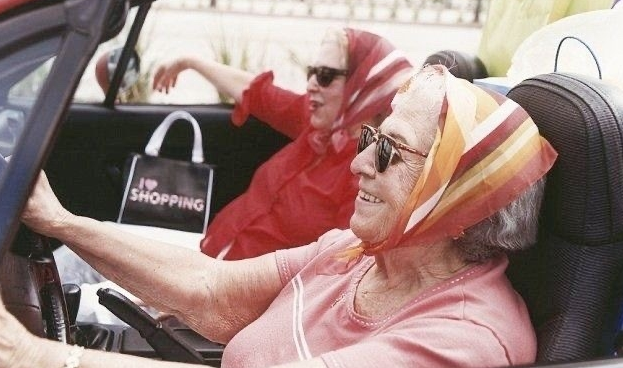 Старушка лежала при смерти 3 недели — подруга пришла и всё изменила одной фразой