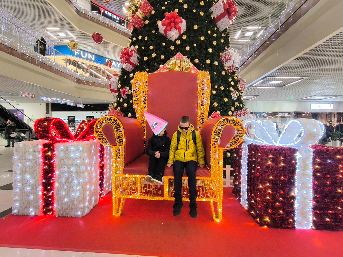 Это мы с Гошкой и его другом Даней нашли в ТЦ фотозону