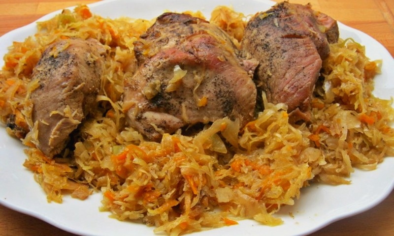 Мясо тушеное с квашеной капустой