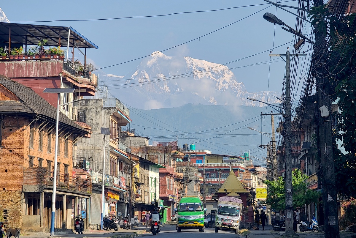    Согласно поверью, на вершине Мачапучаре сидит бог Шива, восхождение туда людям запрещено, потому вершина так и остается непокоренной./Олег Кирьянов/РГ