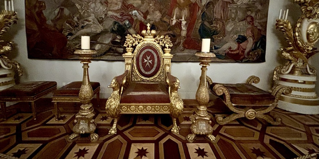 Дикарь в музее. Гость Эрмитажа превратил реликвию в личный диван