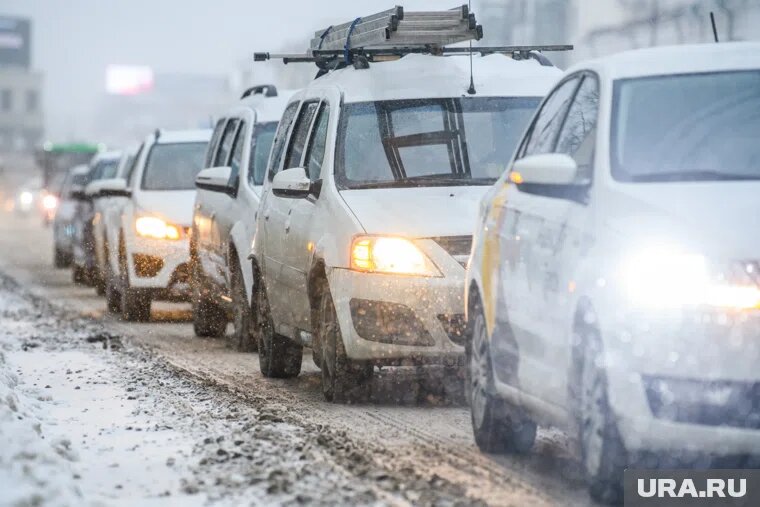 Удобнее всего проверять заряд аккумулятора мултиметром
Фото: Илья Московец © URA.RU