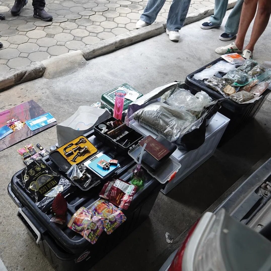    Наркотики и вещи изъятые у россиян / фото: https://t.me/shot_shot/89948