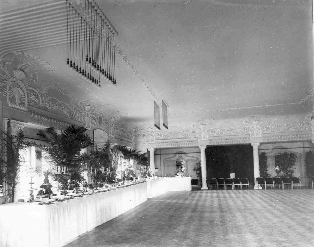 Буфет в театральном помещении торгового дома «Братья Елисеевы»