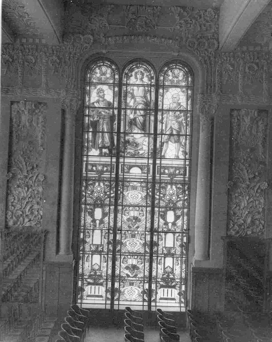 Окно в театральном зале торгового дома «Братья Елисеевы»