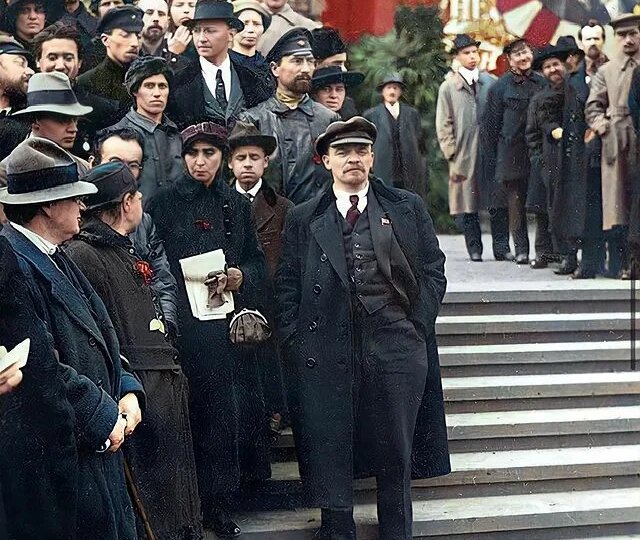 Владимир Ленин сказал: "Россия нуждается в справочном бюро. Чтобы каждый рабочий мог узнать куда и к кому нужно идти"