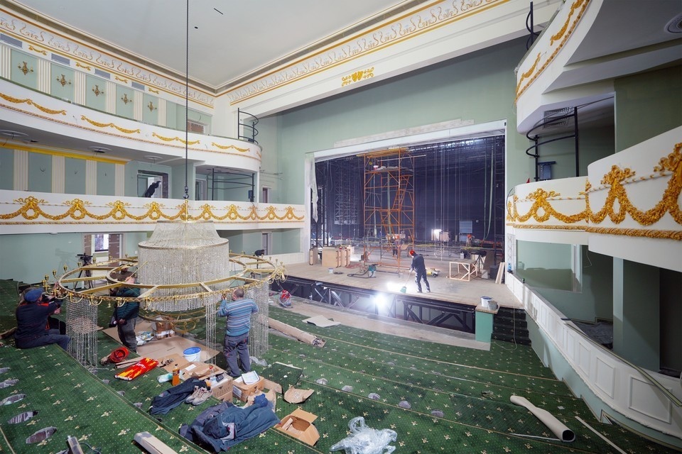    Внутреннее убранство восстановленного драмтеатра Мариуполя Александр ИВАНОВ